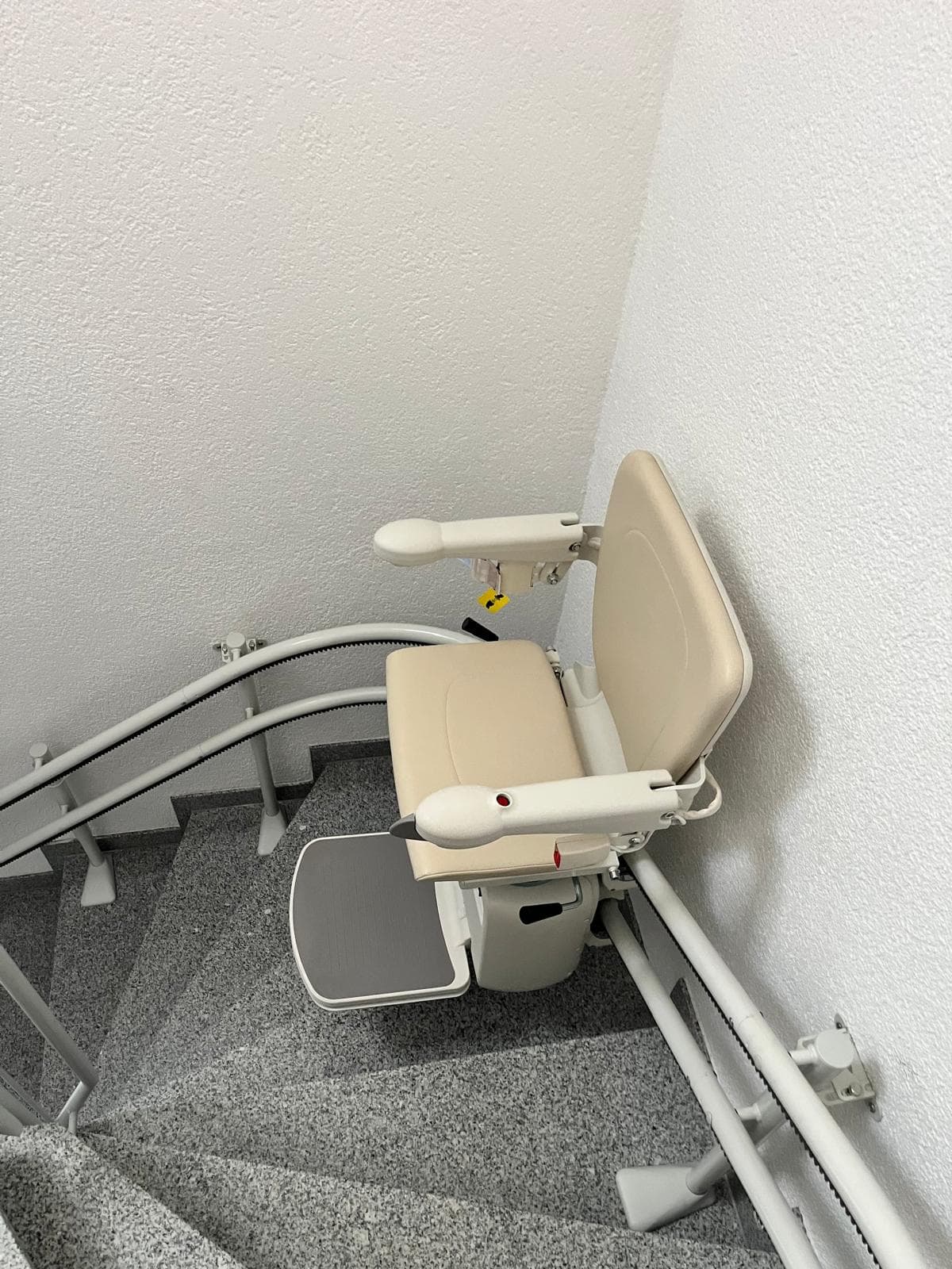 Kurven-Sitzlift auf einer gewendelten Innentreppe